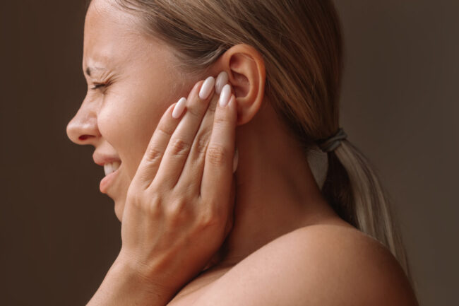 ¿Granos en tus orejas? 5 razones impactantes y consejos