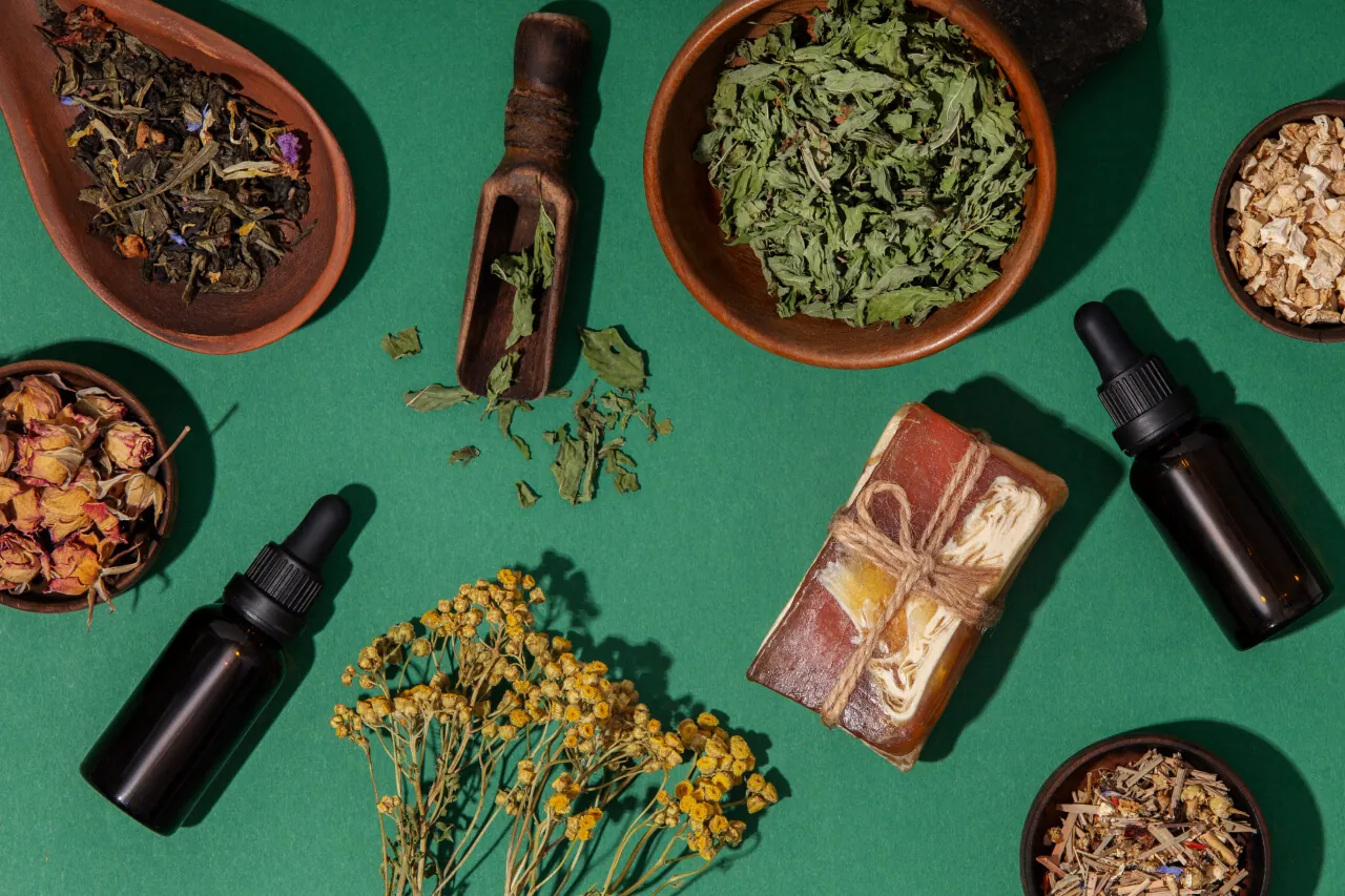 Del jardín de la abuela a su alivio: 9 remedios herbarios para el dolor de rodilla